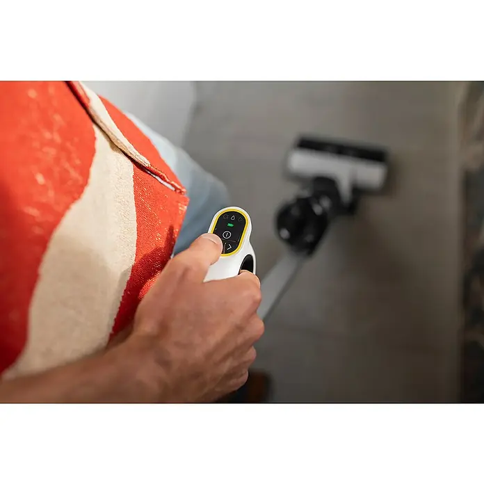 Kärcher Saugwischer FCV 3 - 21,6 V, Akkulaufzeit: 30 min, Flächenleistung: 130 m²/h - Nahaufnahme eines Kärcher Bodenreinigers mit Fokus auf die Bedienelemente in der Hand einer Person.