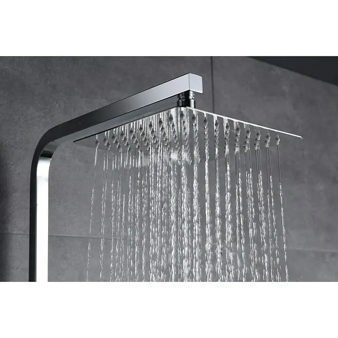 Imex Suecia Sistema de ducha - Con grifo monomando, Cromo - Imagen de un moderno cabezal de ducha de lluvia cuadrado cromado que dispensa agua, ideal para un diseño de baño elegante.