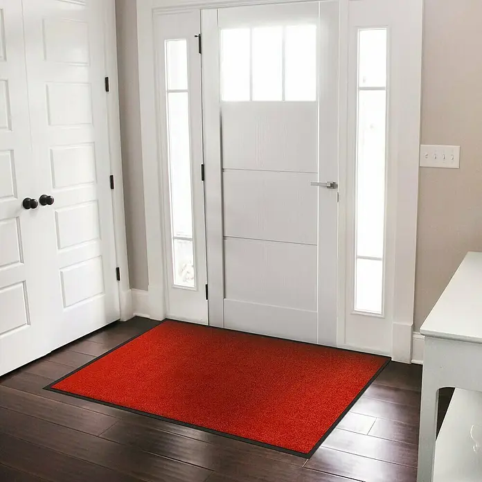 Fußmatte Rhine - Rot, 180 x 120 cm, 100 % Polyamid - Rote Fußmatte mit schwarzer Umrandung vor einer weißen Tür. Ideal, um Schmutz abzufangen und den Eingangsbereich sauber zu halten.