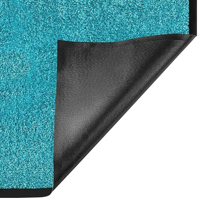 Fußmatte Rhine - Türkis, 180 x 120 cm, 100 % Polyamid - Nahaufnahme eines türkisfarbenen Teppichs mit einer rutschfesten, schwarzen Unterseite. Er bietet Komfort und Sicherheit für jedes Zuhause.