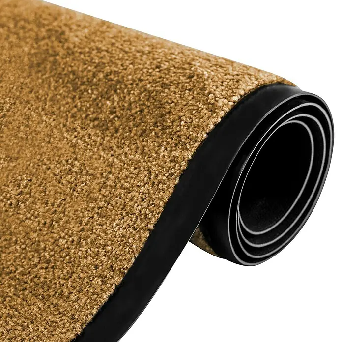 Fußmatte Rhine - Beige, 600 x 90 cm, 100 % Polyamid - Nahaufnahme einer gerollten, goldbraunen Fußmatte mit schwarzer Gummirückseite. Perfekt für den Innenbereich, um Schmutz fernzuhalten.
