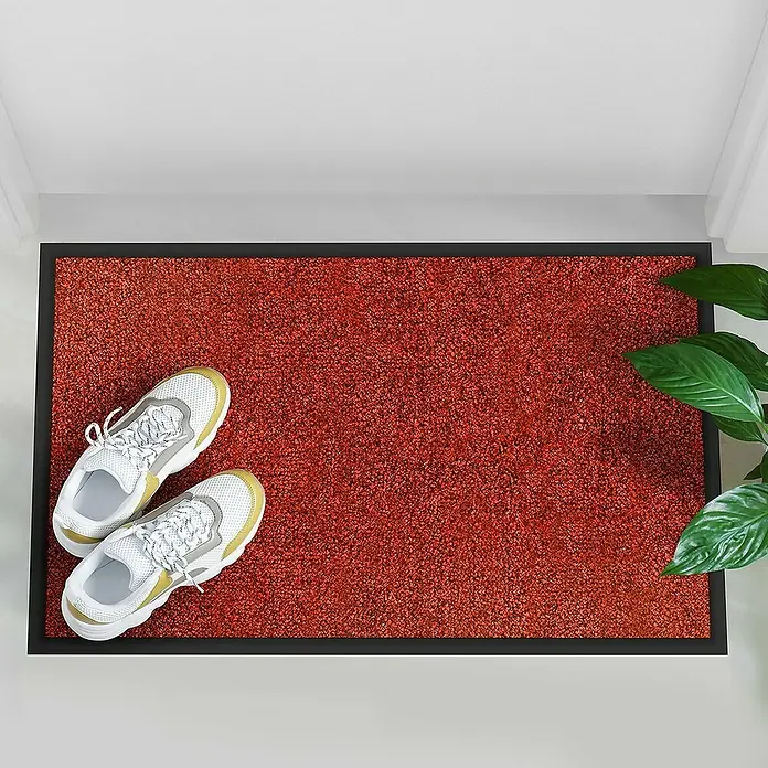 Fußmatte Rhine - Rot, 180 x 120 cm, 100 % Polyamid - Eine rote Türmatte mit schwarzen Rändern und weißen Schuhen darauf, ideal für jeden Eingangsbereich. Der Hingucker schlechthin.