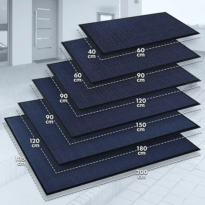Fußmatte Sky Novo - Blau, 60 x 40 cm, 100 % Polypropylen - Eine Produktaufnahme von unterschiedlich großen, dunkelblauen Fußmatten, die übereinander gestapelt sind, mit Größenangaben.