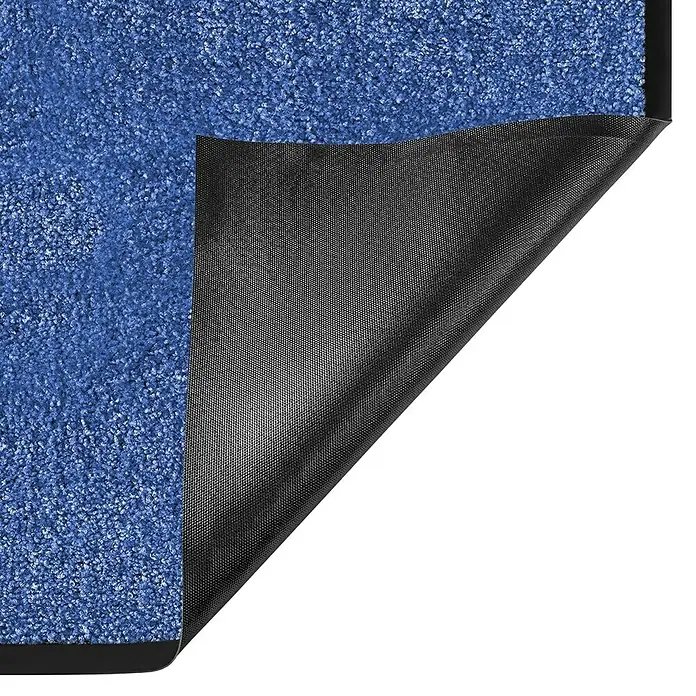 Fußmatte Rhine - Blau, 60 x 40 cm, 100 % Polyamid - Nahaufnahme einer blauen Badematte, die ihre schwarze, rutschfeste Unterseite zeigt, ideal für Badezimmer und zur Erhöhung der Sicherheit.
