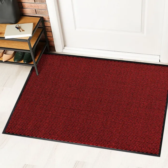 Fußmatte Sky Novo - Rot, 60 x 40 cm, 100 % Polypropylen - Fußmatte in Rot und Schwarz vor einer weißen Tür.