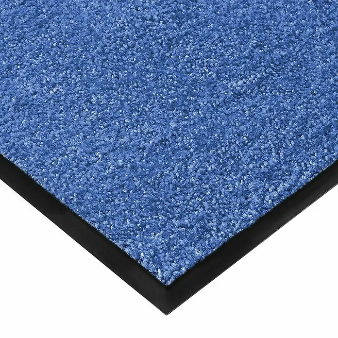 Fußmatte Rhine - Blau, 60 x 40 cm, 100 % Polyamid - Nahaufnahme einer blauen Fußmatte mit schwarzem Rand. Sie ist ideal für den Eingangsbereich, um Schmutz aufzufangen.