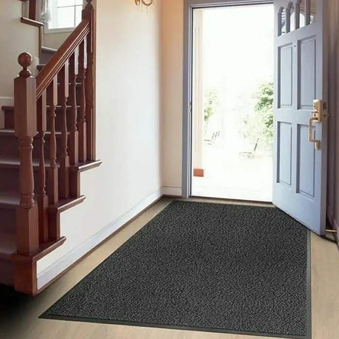 Fußmatte Sky - Anthrazit, 300 x 120 cm, 100 % Polypropylen - Fußmatte im Eingangsbereich eines Hauses, die Schmutz und Feuchtigkeit auffängt und den Boden sauber hält. Die Matte ist grau und hat eine robuste Oberfläche.