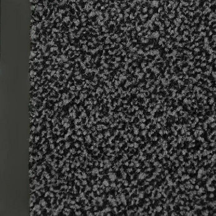 Fußmatte Sky - Anthrazit, 300 x 120 cm, 100 % Polypropylen - Nahaufnahme eines grauen Teppichs mit unregelmäßiger Textur und einem dunklen Rand. Ideal für Bodenbeläge mit modernem Design.