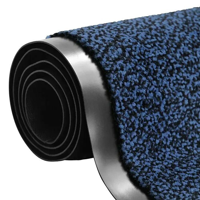 Fußmatte Sky - Blau, 200 x 135 cm, 100 % Polypropylen - Nahaufnahme einer gerollten, blauen Schmutzfangmatte mit schwarzer Gummibasis, ideal für Eingangs- und Durchgangsbereiche.