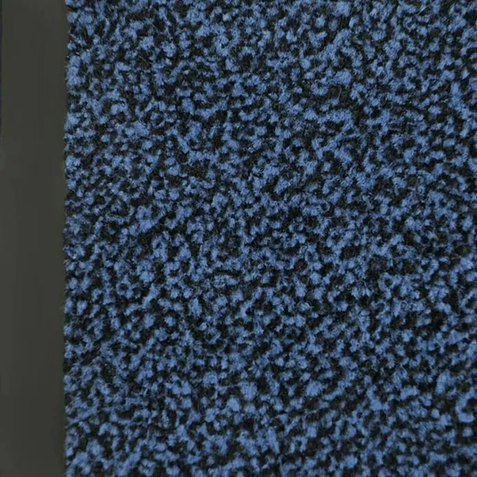 Fußmatte Sky - Blau, 200 x 135 cm, 100 % Polypropylen - Nahaufnahme eines blauen Teppichs mit dunklen Akzenten, der eine dichte und flauschige Textur zeigt. Perfekt für gemütliche Wohnräume.