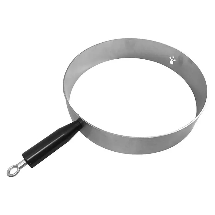 Remundi Grillring - Ø x H: 24 x 5 cm - Nahaufnahme einer Pfanne ohne Boden mit schwarzem Griff und einem Metallrahmen auf schwarzem Hintergrund.