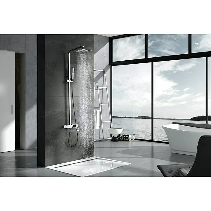 Imex Suecia Sistema de ducha - Con grifo monomando, Cromo - Sistema de ducha en un baño moderno con una gran ventana con vista al mar. El sistema tiene un gran cabezal de ducha y una ducha de mano.