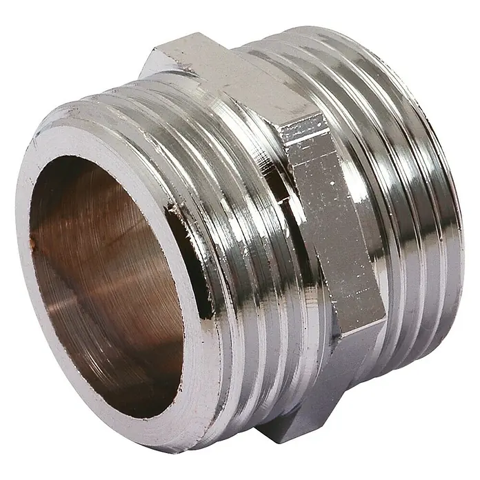Machón doble - Rosca exterior: ¾″, Cromado - Primer plano de un accesorio de tubería cromado brillante con rosca macho y hembra.