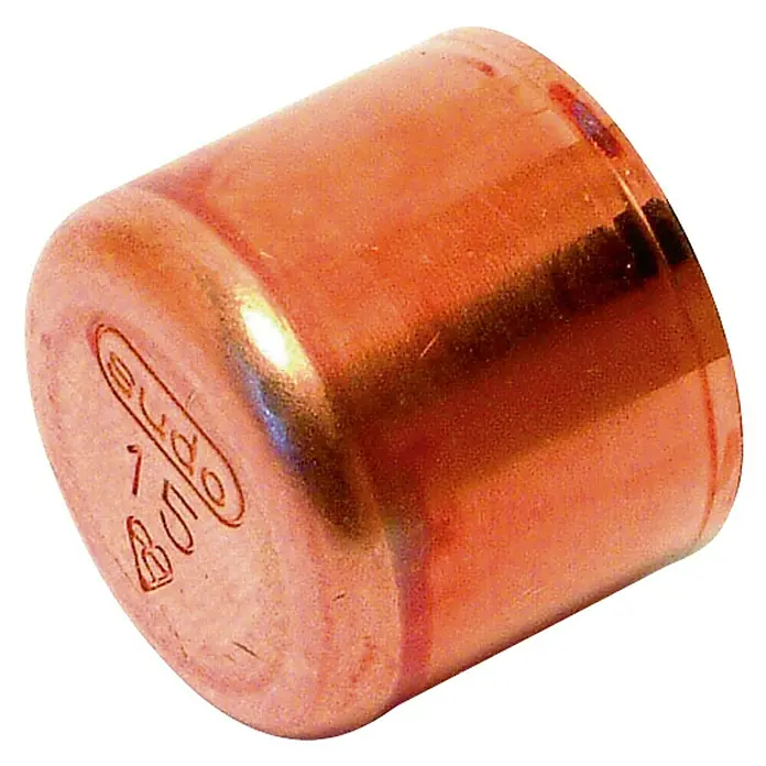 Tapón de cobre - Diámetro: 28 mm, 2 ud. - Primer plano de un tapón de cobre utilizado en fontanería para sellar el extremo de una tubería, protegiendo el sistema.