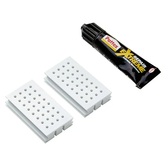 Tatay Smart Kit de fijación - Apto para: Utensilios de baño, 2 pzs. - La imagen muestra dos placas perforadas blancas de plástico y un tubo de pegamento Pattex Extreme Repair.