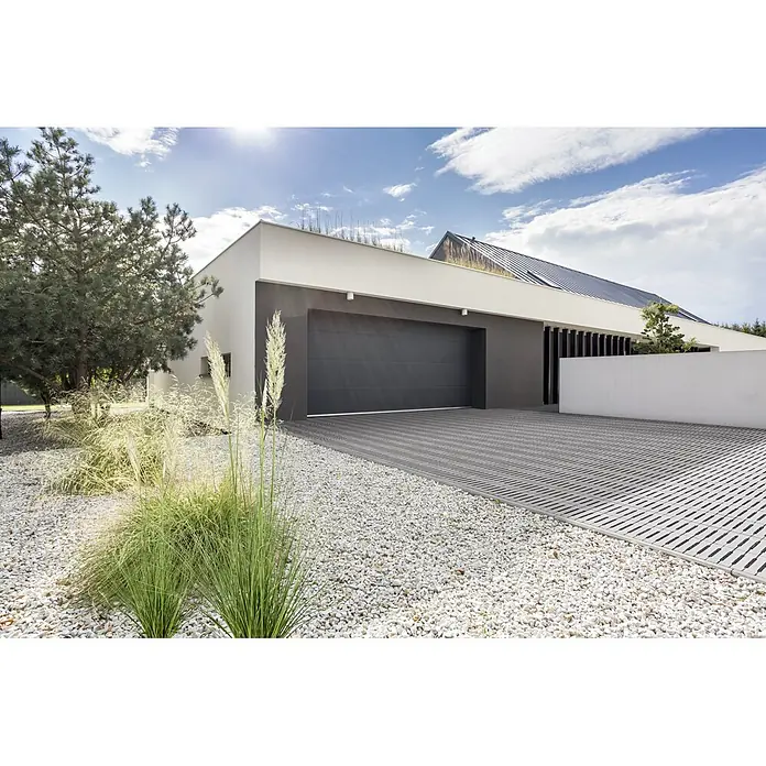 EHL Pflasterstein Modern Öko - Grau, 50 x 25 x 8 cm, Rechteckig - Modernes Haus mit grauer Garage, Kiesauffahrt und gepflegtem Garten. Elegantes Design mit klaren Linien und natürlicher Umgebung.