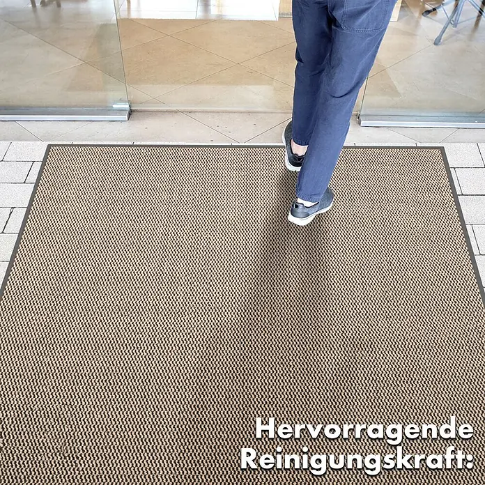 Fußmatte Sky Novo - Ocker/Schwarz, 120 x 90 cm, 100 % Polypropylen - Schmutzfangmatte in Beige mit braunen Akzenten vor einer Eingangstür mit "Hervorragende Reinigungskraft:" Aufdruck und Öko Tex Siegel.