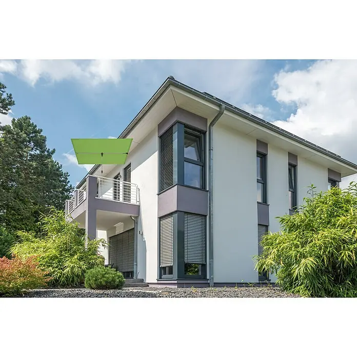 Doppler Active Balkonschirm - Grün, Bespannungsmaß (L x B): 180 x 130 cm - Moderne Hausfassade mit einem grünen Sonnenschirm, der Schatten spendet und die Architektur betont. Die Gestaltung ist minimalistisch und einladend.