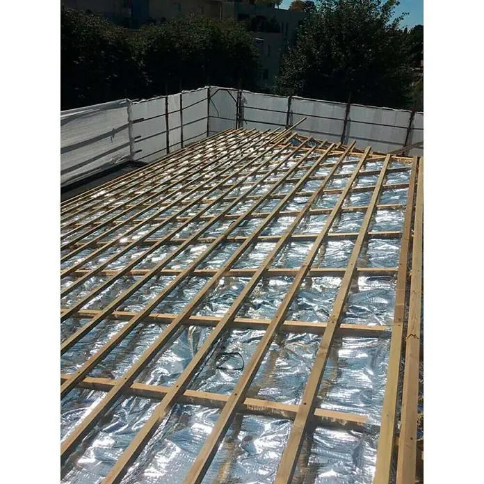 Bur2000 Aislamiento reflexivo Termoreflex 9 - 10 x 1,5 m, 15 m² - Construcción de techo con vigas de madera y aislamiento reflectante. El diseño detalla el aislamiento y la estructura de madera del techo.