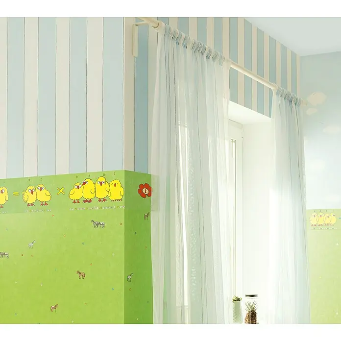 Marburg Jonas Kötz Vliestapete Blockstreifen - Weiß/Blau, Streifen, 10,05 x 0,53 m - Kinderzimmer mit hellblau gestreifter Wand, grünem Wandpaneel mit Tiermotiven und weißem, transparentem Vorhang vor dem Fenster.