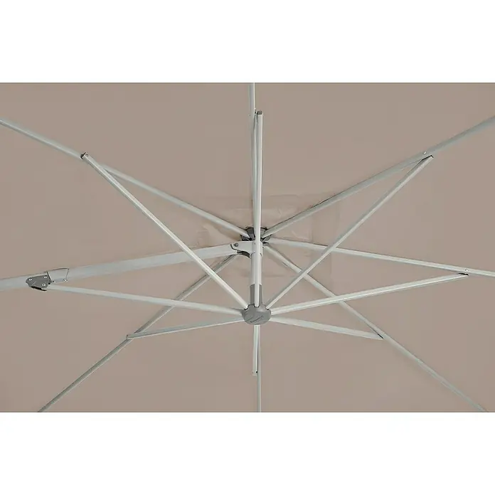 Suncomfort Ampelschirm Familyflex - Helles Taupe, Bespannungsmaß (L x B): 250 x 250 cm - Detailansicht von unten eines Sonnenschirms mit Fokus auf das robuste, helle Gestell und die beige Bespannung.