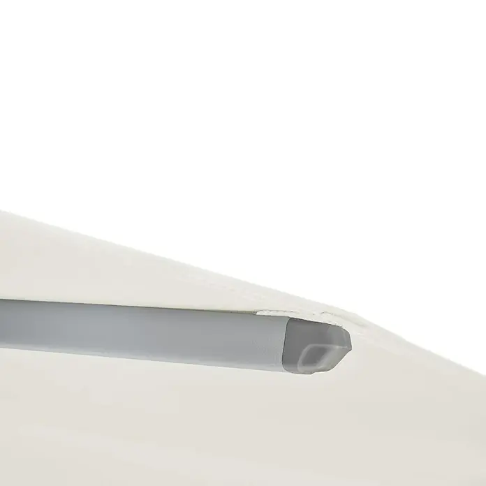 Suncomfort Ampelschirm rund Familyflex - Sandweiß, Durchmesser Bespannung: 300 cm - Eine Detailaufnahme eines grauen Stangenelements an einem weißen Hintergrund, das eine minimalistische Ästhetik und Funktionalität betont.