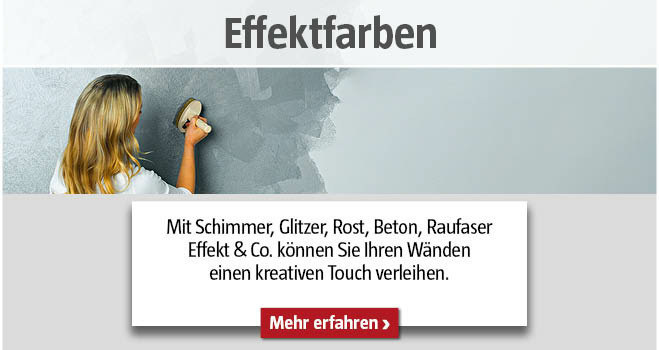 Frau streicht die Wand mit einer schimmernden Farbe an 