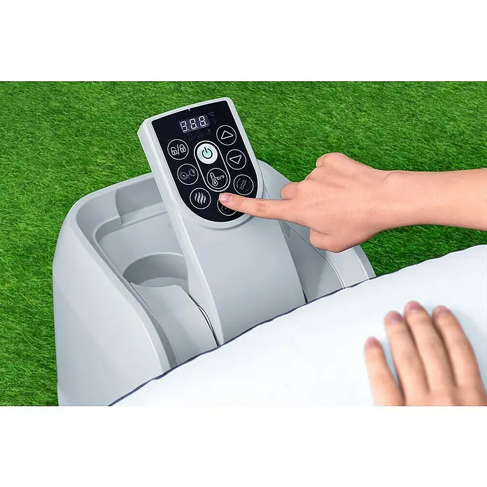 Bestway Lay-Z-Spa Mobil-Whirlpool Miami Air-Jet - Ø x H: 180 x 66 cm, Dunkelblau, 669 l - Nahaufnahme einer Hand, die die Steuerung eines Whirlpool-Systems bedient, umgeben von grünem Gras und einem weißen Kissen.