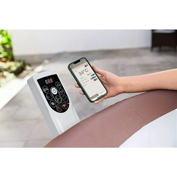 Bestway Lay-Z-Spa Mobil-Whirlpool Hawai - Ø x H: 196 x 71 cm, Terrakotta, 916 l - Nahaufnahme eines Whirlpool-Bedienfelds und eines Smartphones, die die Temperaturregelung demonstrieren.