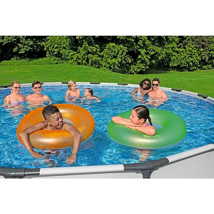 Bestway Frame-Pool Set Steel Pro Max - Ø x H: 549 x 122 cm, Lichtgrau, 23.062 l - Menschen genießen den Sommer in einem oberirdischen Pool, einige mit bunten Schwimmreifen.