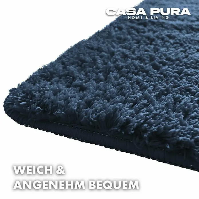 Floordirekt Badteppich Sky - 120 x 70 cm, Dunkelblau, 100% Polyester - Nahaufnahme eines dunkelblauen, flauschigen Casa Pura Teppichs, der Weichheit und Komfort verspricht.