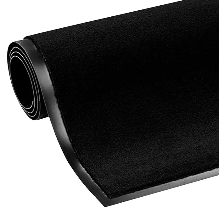 Fußmatte Monochrom - Schwarz, 180 x 60 cm, 100 % Polyamid - Nahaufnahme einer schwarzen, aufgerollten Gummimatte, ideal für den Innenbereich oder als Unterlage. Robust und vielseitig einsetzbar.