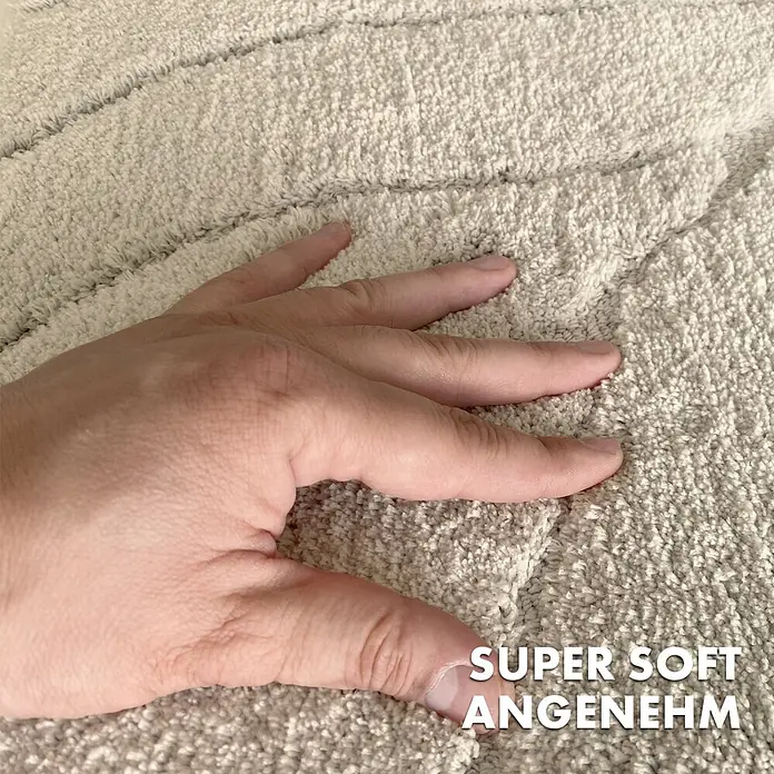 Floordirekt Badteppich Maris - 120 x 60 cm, Ivory, 100% Polyester - Nahaufnahme eines flauschigen, beigen Teppichs mit OEKO-TEX Zertifizierung, der sich super weich und angenehm anfühlt.