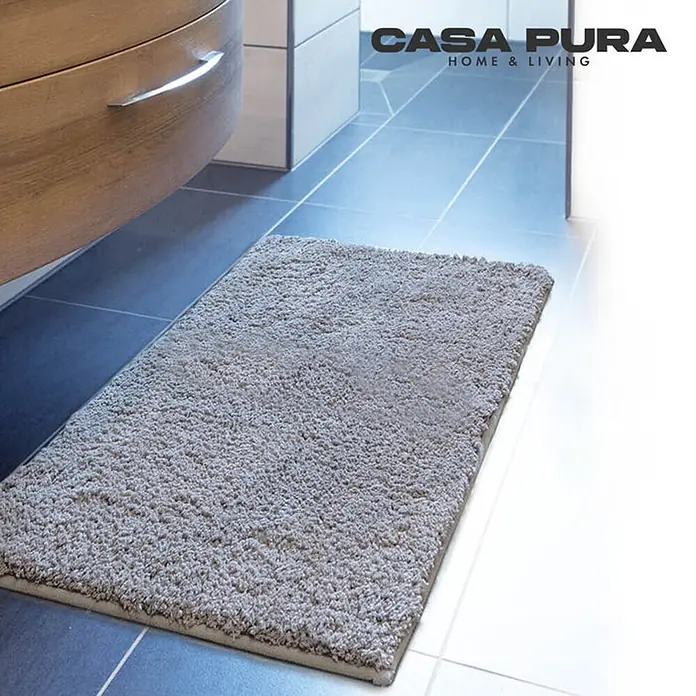 Floordirekt Badteppich Sky - 120 x 70 cm, Silbergrau, 100% Polyester - Grauer Casa Pura Badteppich auf blauem Fliesenboden, der Komfort und Stil im Badezimmer vereint.