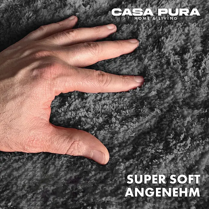 Floordirekt Badteppich Sky - 120 x 70 cm, Dunkelgrau, 100% Polyester - Nahaufnahme eines grauen Casa Pura Teppichs, der sich super weich anfühlt, mit dem OEKO-TEX® Standard 100 Gütesiegel.