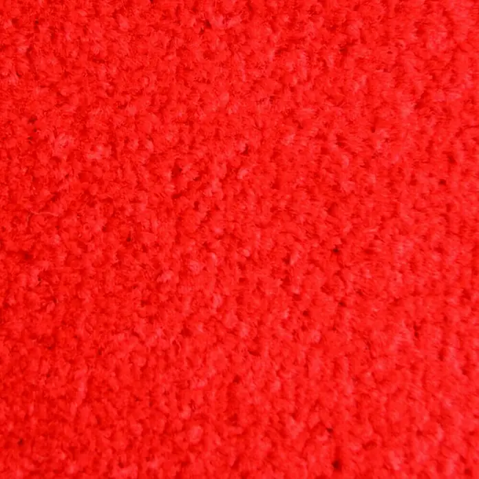 Fußmatte Monochrom - Rot, 120 x 90 cm, 100 % Polyamid - Nahaufnahme eines leuchtend roten, flauschigen Teppichs, der eine warme und einladende Textur zeigt.