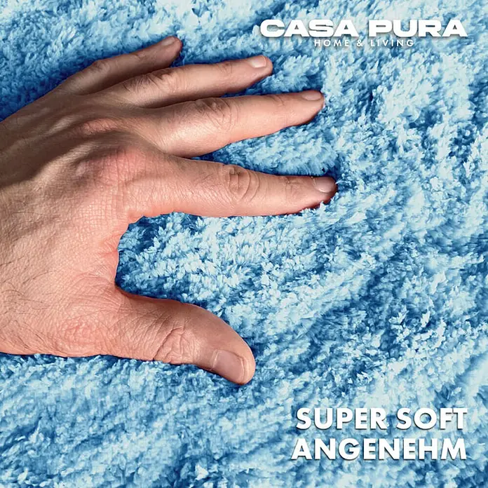 Floordirekt Badteppich Sky - 100 x 60 cm, Hellblau, 100% Polyester - Nahaufnahme eines weichen, blauen CASA PURA Teppichs, der Komfort und Qualität für Ihr Zuhause verspricht.