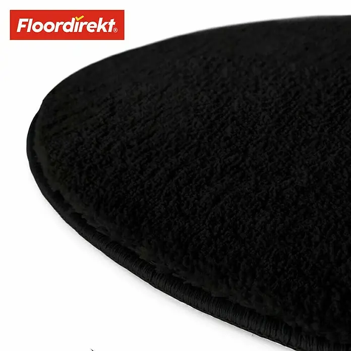Floordirekt Badteppich Sky - 120 x 120 cm, Schwarz, 100% Polyester - Nahaufnahme eines schwarzen, weichen und flauschigen Teppichs von Floordirekt mit dichter Textur und abgerundeten Kanten.