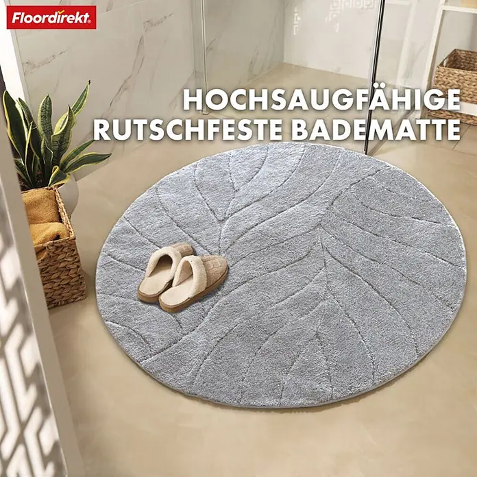 Floordirekt Badteppich Maris - 120 x 120 cm, Silber, 100% Polyester - Ein grauer, runder Badteppich mit Blattmuster und beigen Pantoffeln im Badezimmer, zertifiziert mit Öko-Tex Standard 100 Label.