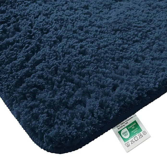 Floordirekt Badteppich Sky - 120 x 70 cm, Dunkelblau, 100% Polyester - Nahaufnahme eines blauen Badteppichs aus Polyester mit TPE-Rücken und Öko-Tex Standard 100 Zertifizierung.