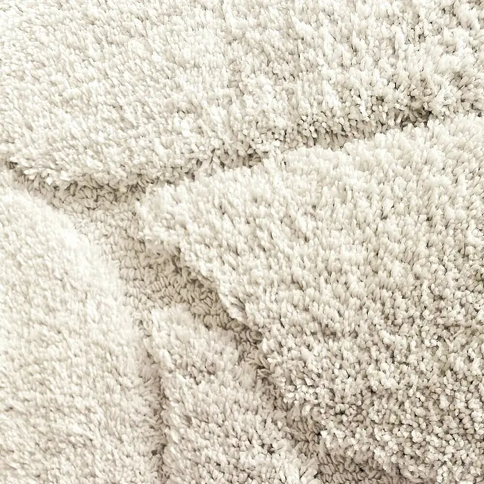 Floordirekt Badteppich Maris - 120 x 60 cm, Ivory, 100% Polyester - Nahaufnahme eines cremefarbenen, flauschigen Teppichs, der sich durch seine weiche Textur und dichte Faserstruktur auszeichnet. Ideal für Komfort.