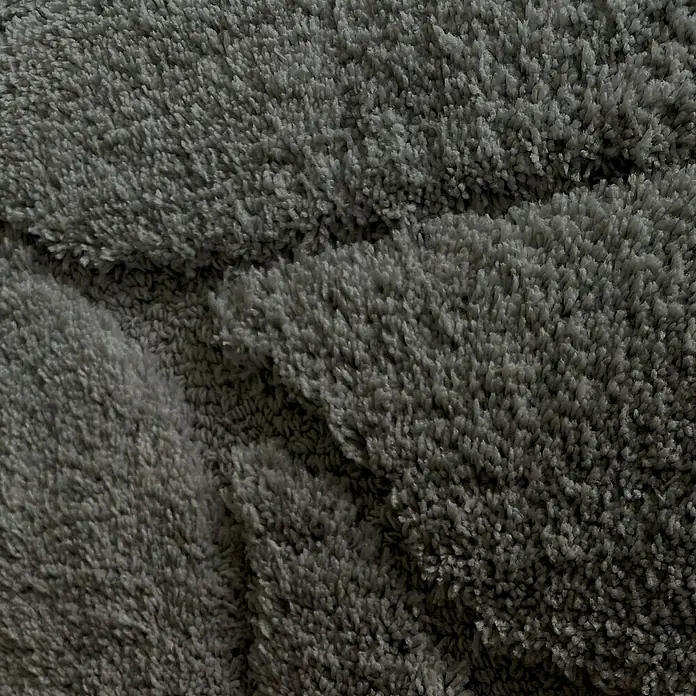 Floordirekt Badteppich Maris - 60 x 40 cm, Dunkelgrau, 100% Polyester - Nahaufnahme eines flauschigen, grauen Teppichs, der weich und einladend wirkt und eine angenehme Textur für den Wohnbereich bietet.