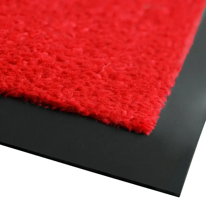 Fußmatte Monochrom - Rot, 120 x 90 cm, 100 % Polyamid - Nahaufnahme einer roten Fußmatte mit schwarzer Gummibasis. Ideal für den Eingangsbereich, um Schmutz und Nässe fernzuhalten.