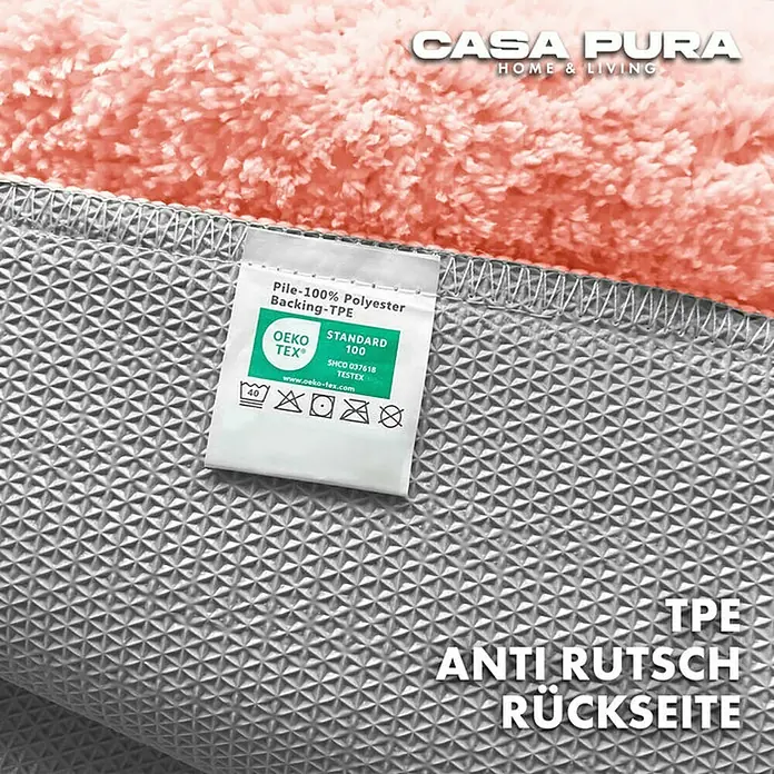 Floordirekt Badteppich Sky - 150 x 80 cm, Rosa, 100% Polyester - Detailaufnahme eines Casa Pura Teppichs, der die Anti-Rutsch-Rückseite und das OEKO-TEX-Zertifikat zeigt.