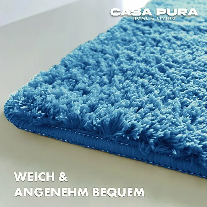 Floordirekt Badteppich Sky - 100 x 60 cm, Hellblau, 100% Polyester - Nahaufnahme eines flauschigen, türkisfarbenen Casa Pura Teppichs, der Weichheit und Komfort für Ihr Zuhause verspricht.