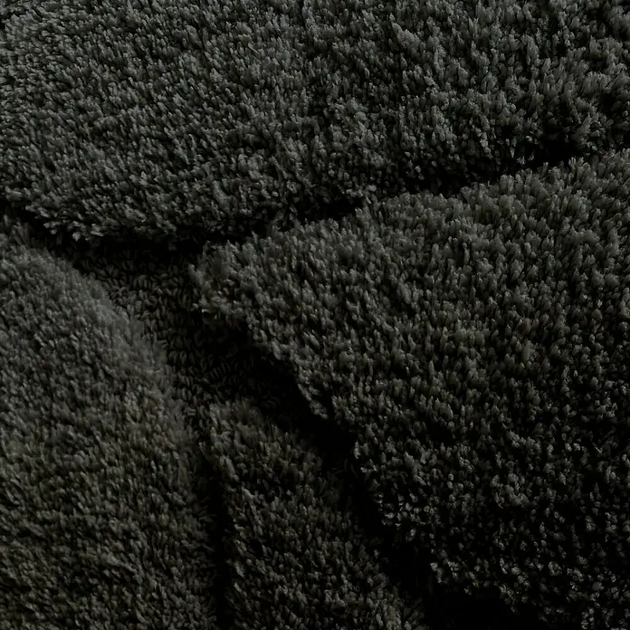 Floordirekt Badteppich Maris - 60 x 40 cm, Schwarz, 100% Polyester - Detailaufnahme eines flauschigen, grauen Teppichs, der Wärme und Komfort ausstrahlt. Ideal für gemütliche Wohnräume und Schlafzimmer.