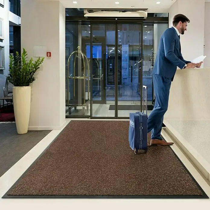 Fußmatte Monochrom - Braun, 180 x 60 cm, 100 % Polyamid - Braune Fußmatte mit schwarzem Rand vor dem Eingangsbereich eines Hotels. Sie ist strapazierfähig und ideal für stark frequentierte Bereiche.