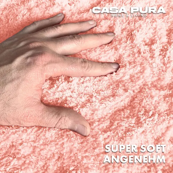 Floordirekt Badteppich Sky - 150 x 80 cm, Rosa, 100% Polyester - Nahaufnahme eines weichen, pfirsichfarbenen Casa Pura Teppichs, der sich angenehm unter der Hand anfühlt, mit Zertifizierungen für textile Sicherheit.