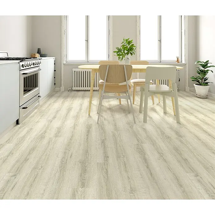 Suelo vinílico SPC Legendary Tree - 1.220 x 180 x 5 mm, Gris, Resistente al agua - Suelo de madera clara en cocina y comedor, creando un ambiente moderno y acogedor.