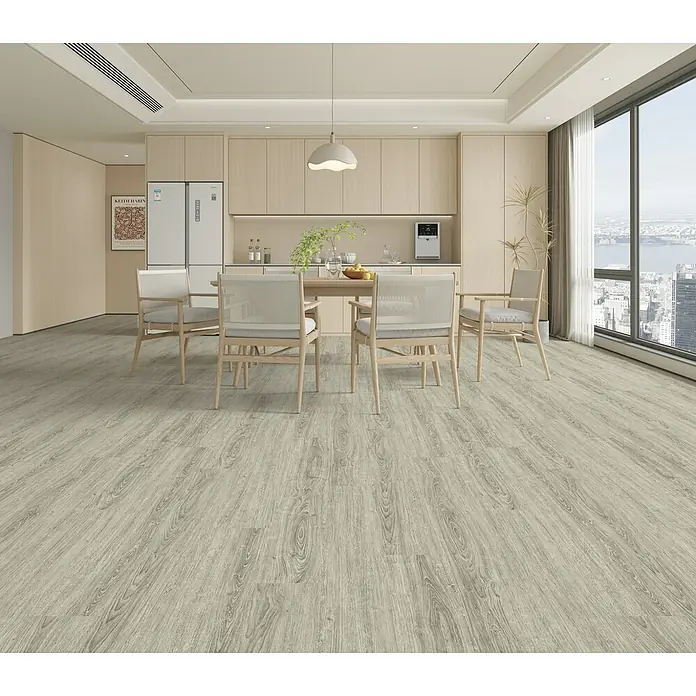 Suelo vinílico SPC Native Tree - 1.220 x 180 x 5 mm, Gris, Resistente al agua - Comedor luminoso con suelo de madera clara y sillas de inspiración escandinava alrededor de una mesa bajo una lámpara colgante.